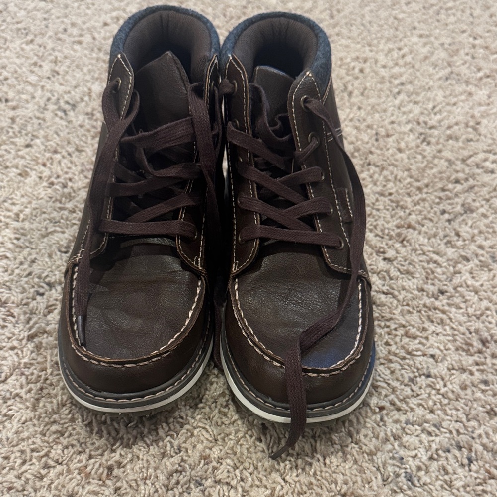 Boys brown boots Sonoma size 5. Great for fall pictures!